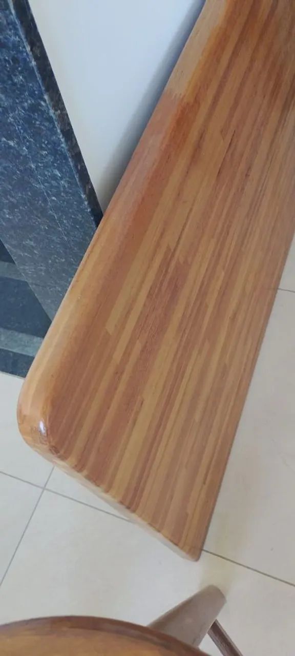 Bancada e  3 banquetes de madeira maciça. 1,40cm de comprimento e 0,60cm de largura - Foto 5