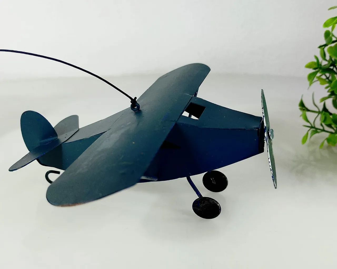 Miniatura Antiga de Avião em lata. - Foto 2