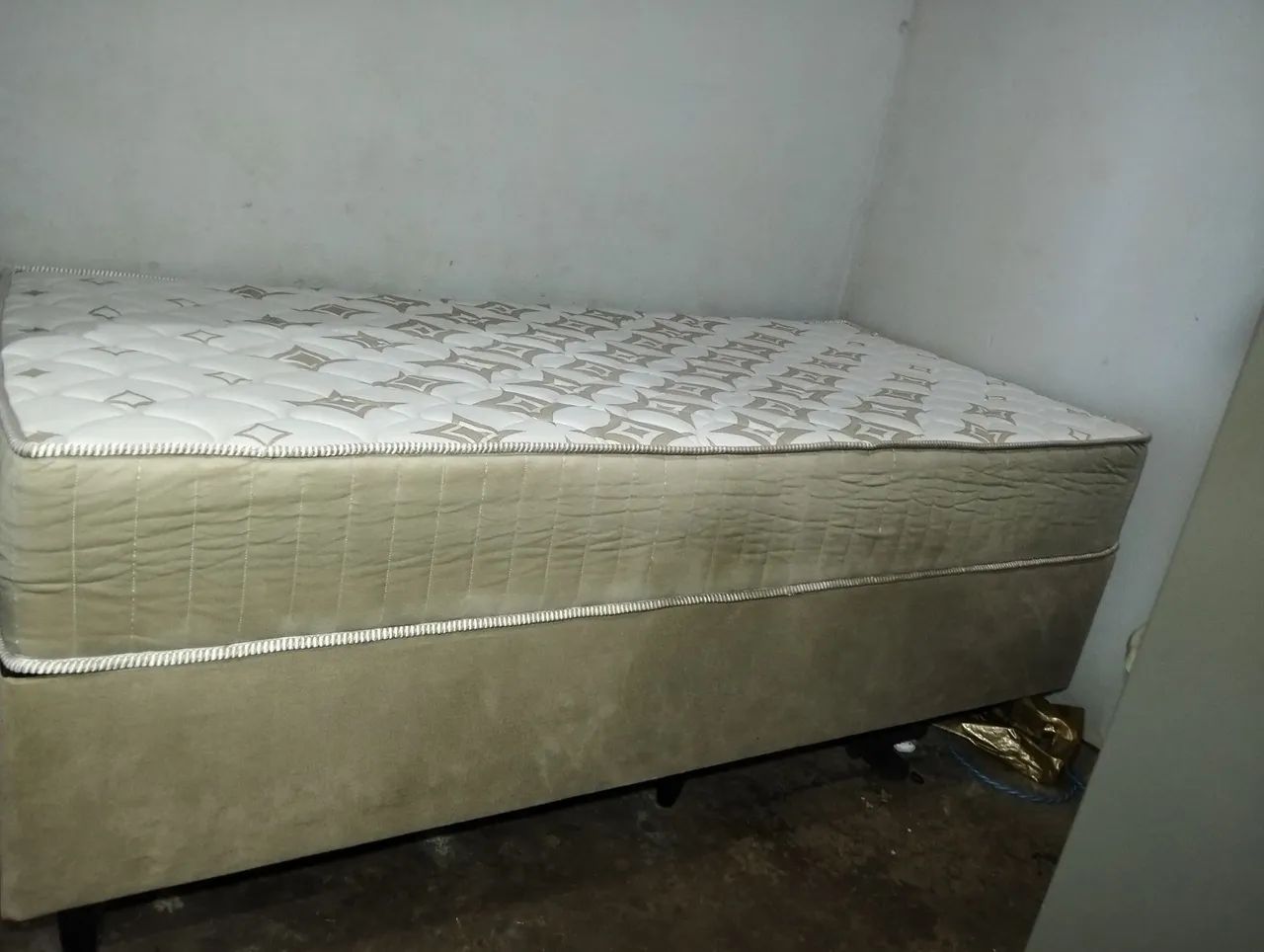 Vende -se cama solteirão semi nova. - Foto 2