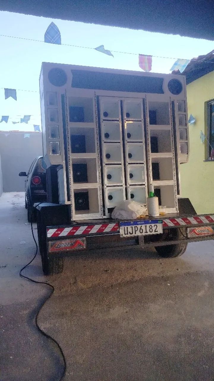 Paredão com Carretinha dois eixo emplacada 