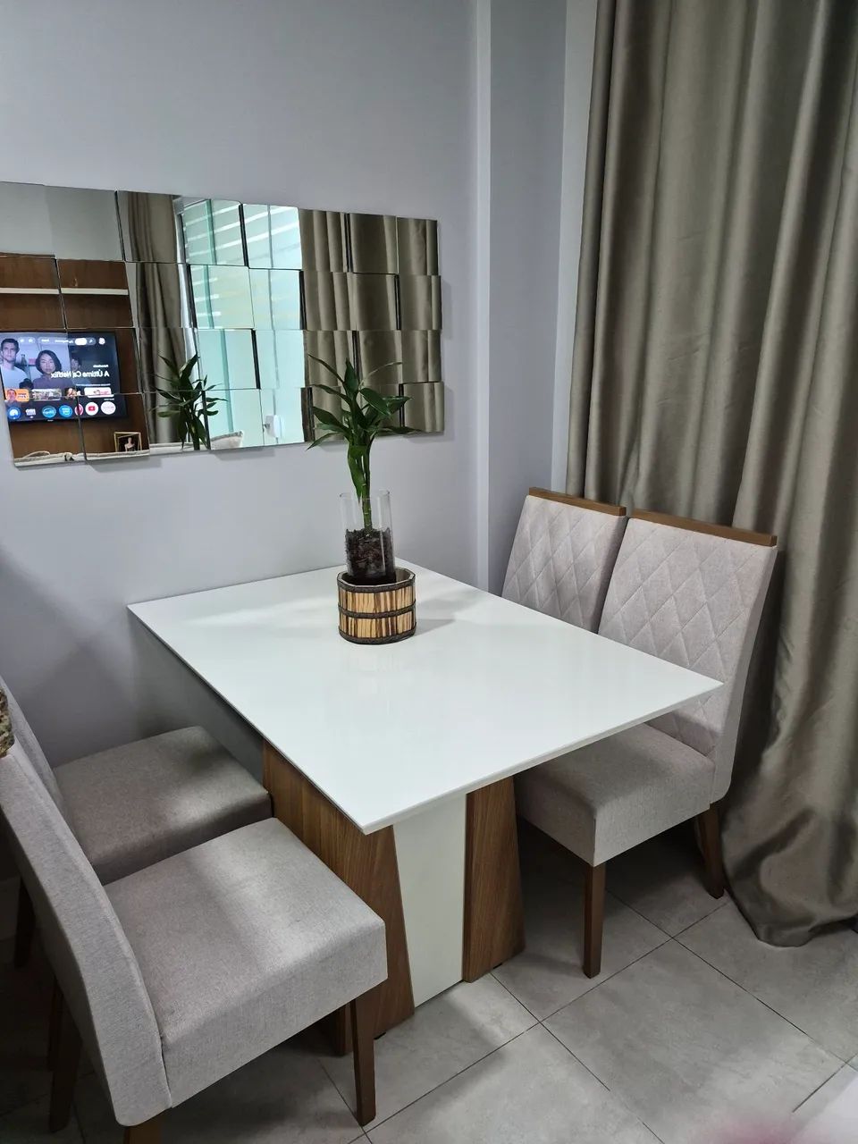 Mesa de jantar com 4 cadeiras 