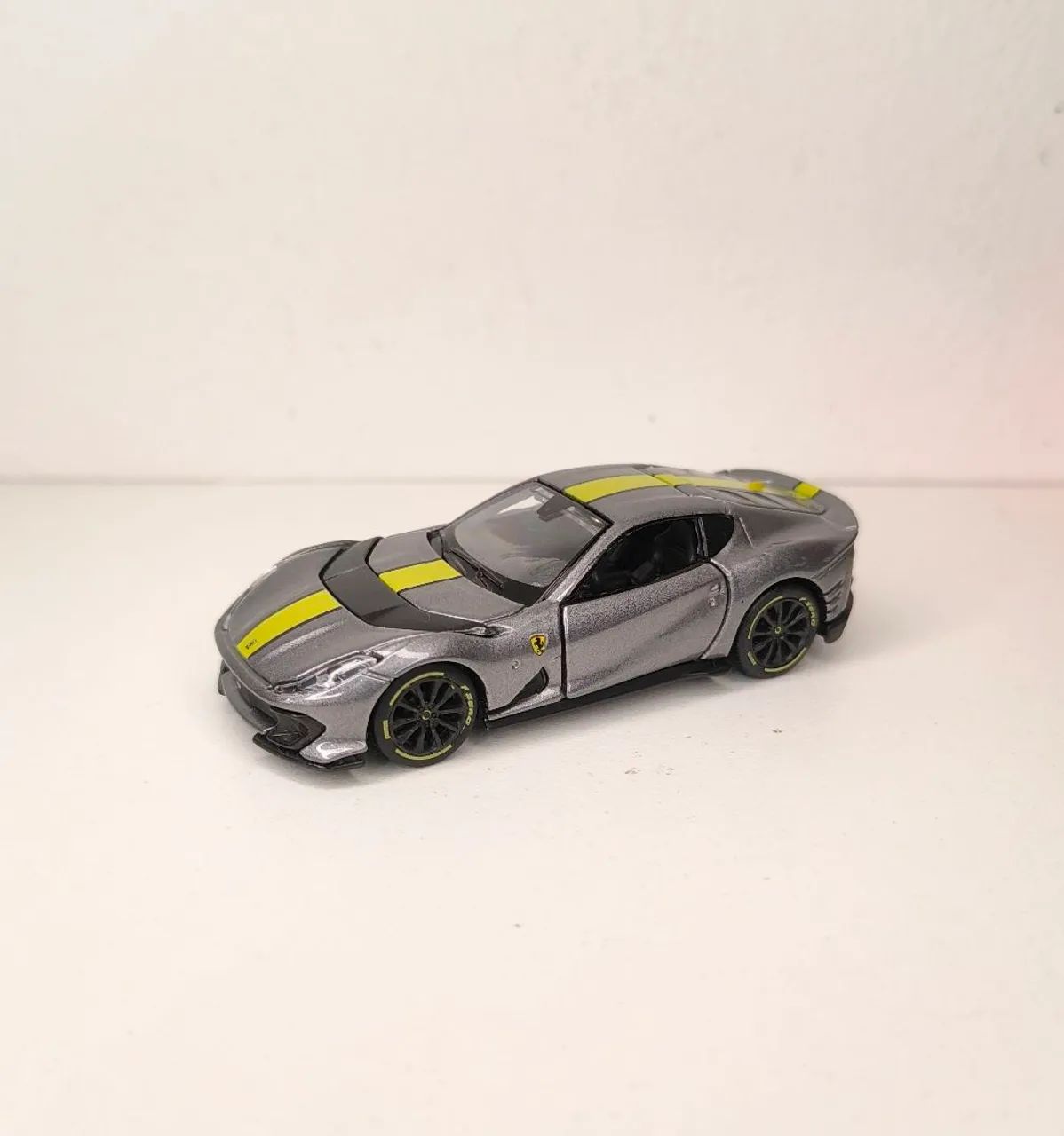 Miniatura Ferrari Bburago 812 Competizione 1:64 tamanho Hotwheels - Foto 2