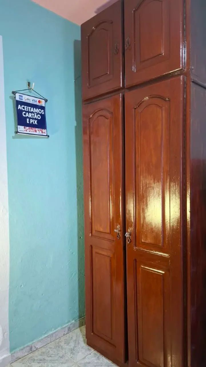Guarda roupa de madeira pura 