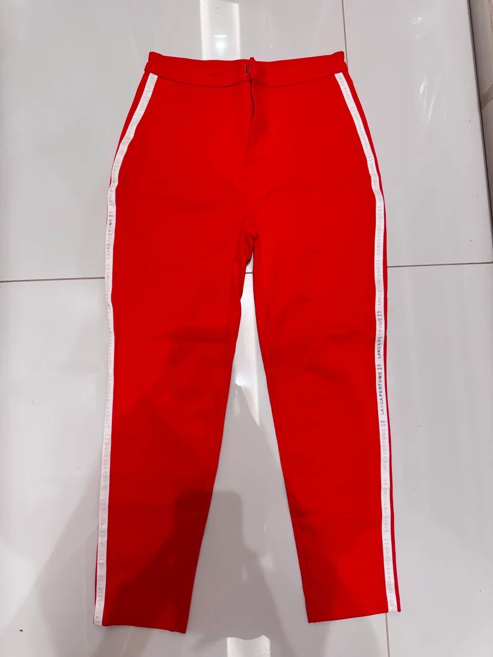 Calça Vermelha lança perfume 