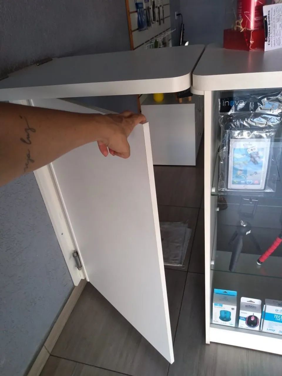 Balcão caixa com expositor de vidro  - Foto 3