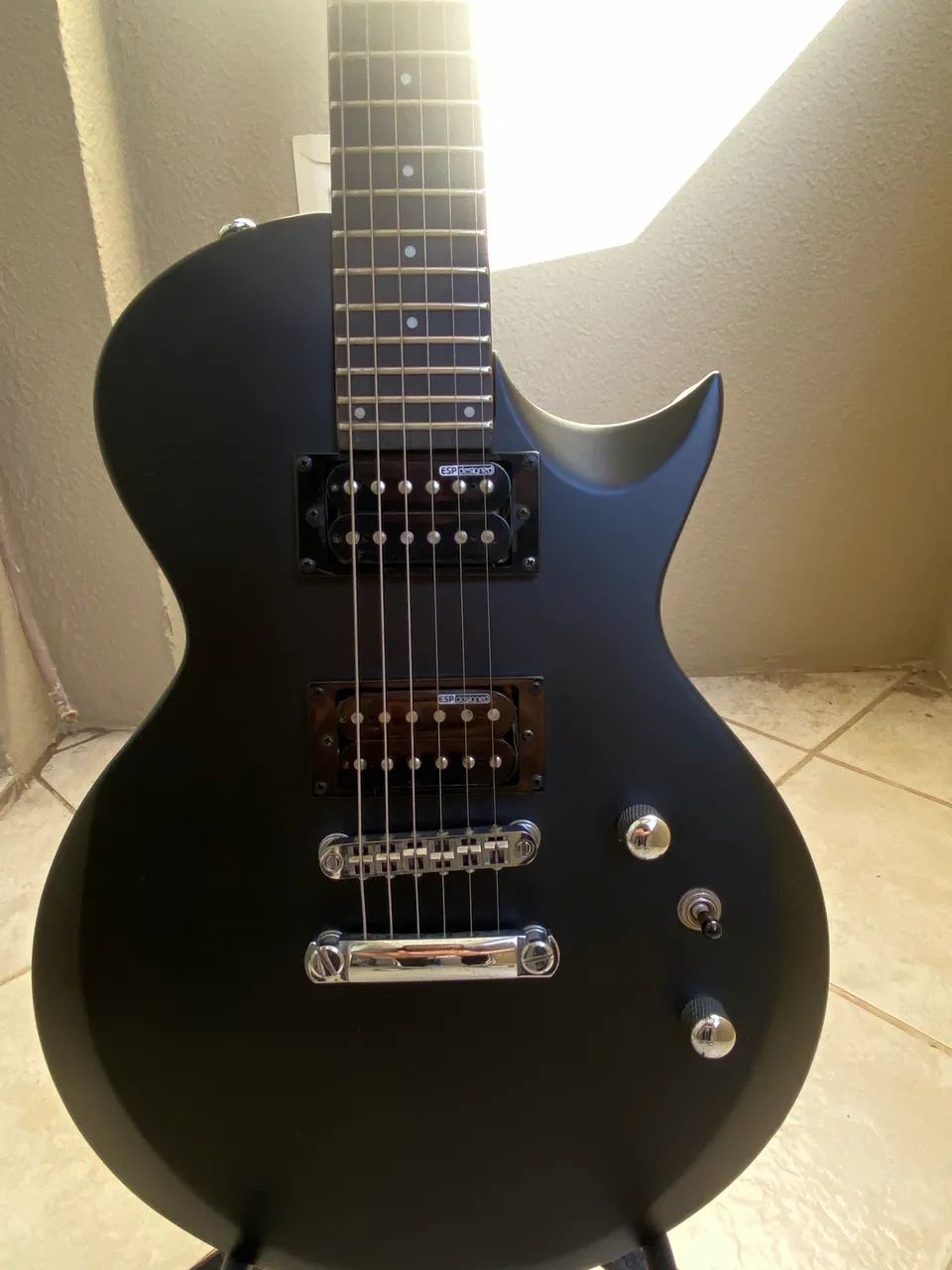 Guitarra semi nova LTD PRETA FOSCA  - Foto 5