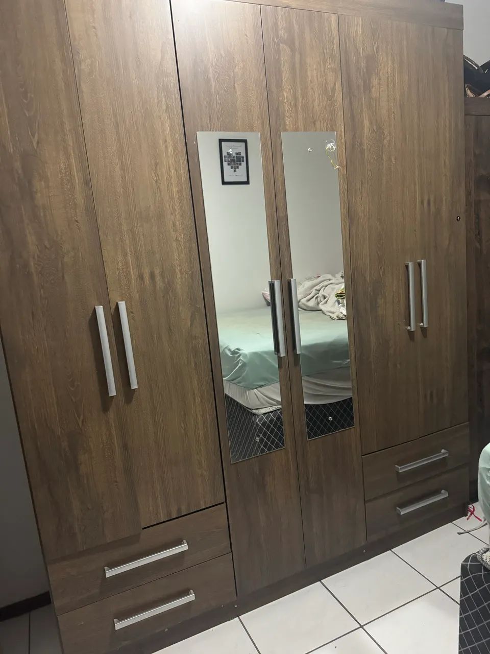 Guarda roupa 6 portas com espelho  - Foto 4