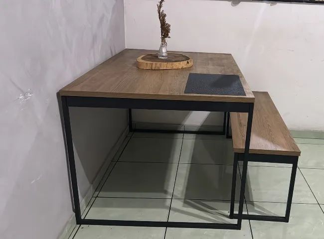 Mesa com banco e duas cadeiras  - Foto 2
