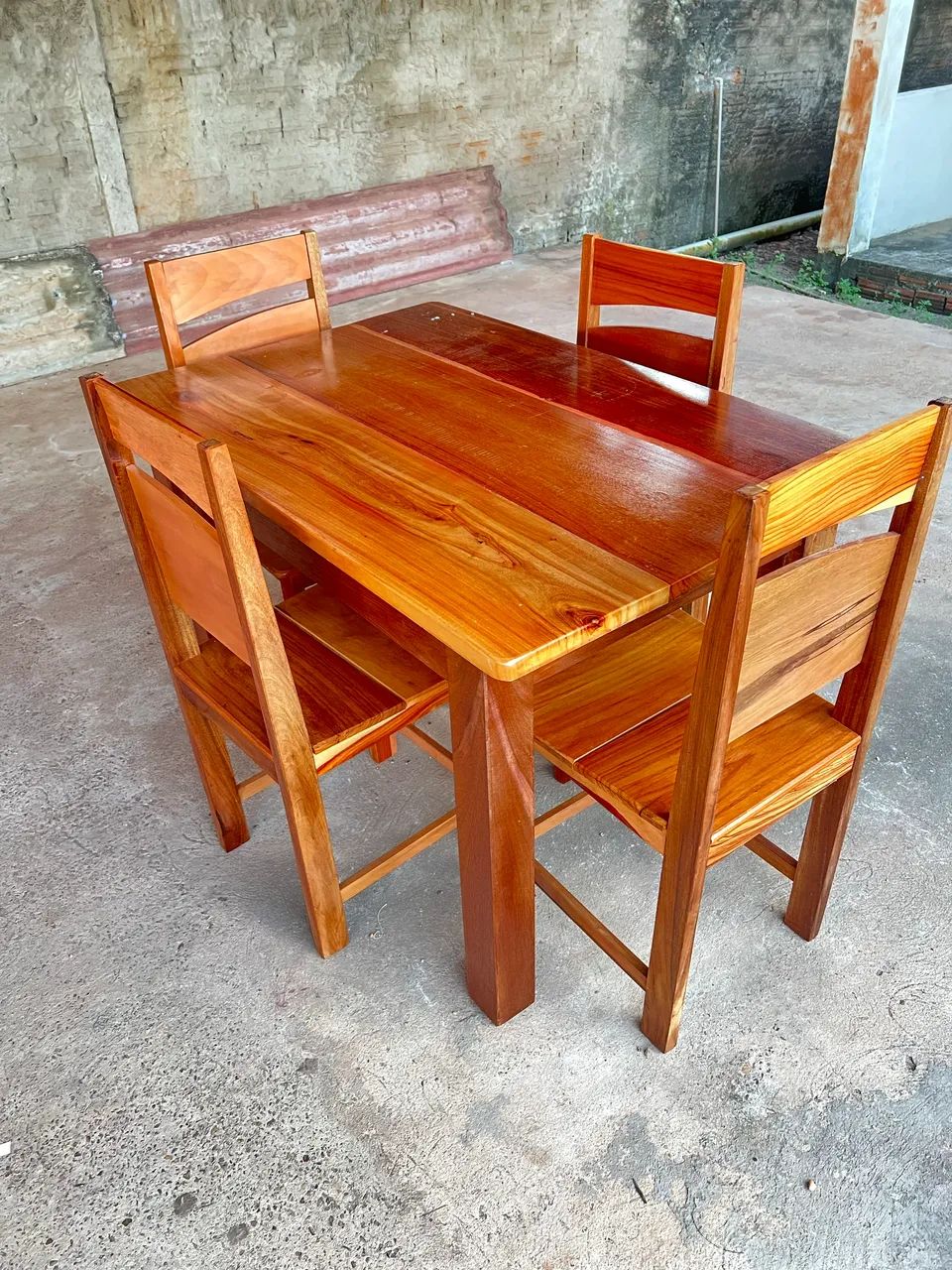 Mesa com 4 cadeiras 