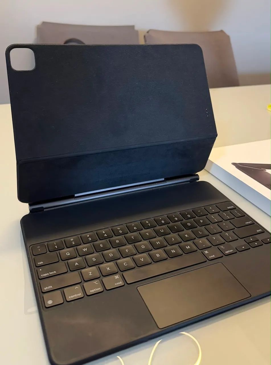 Magic Keyboard para iPad Pro 12.9" M1/ M2 e iPad Air 13" M2 - Preto - Foto 2