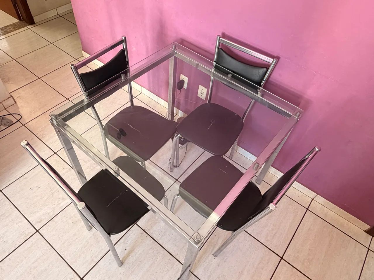 Mesa de metal com tampo de vidro e 4 cadeiras 