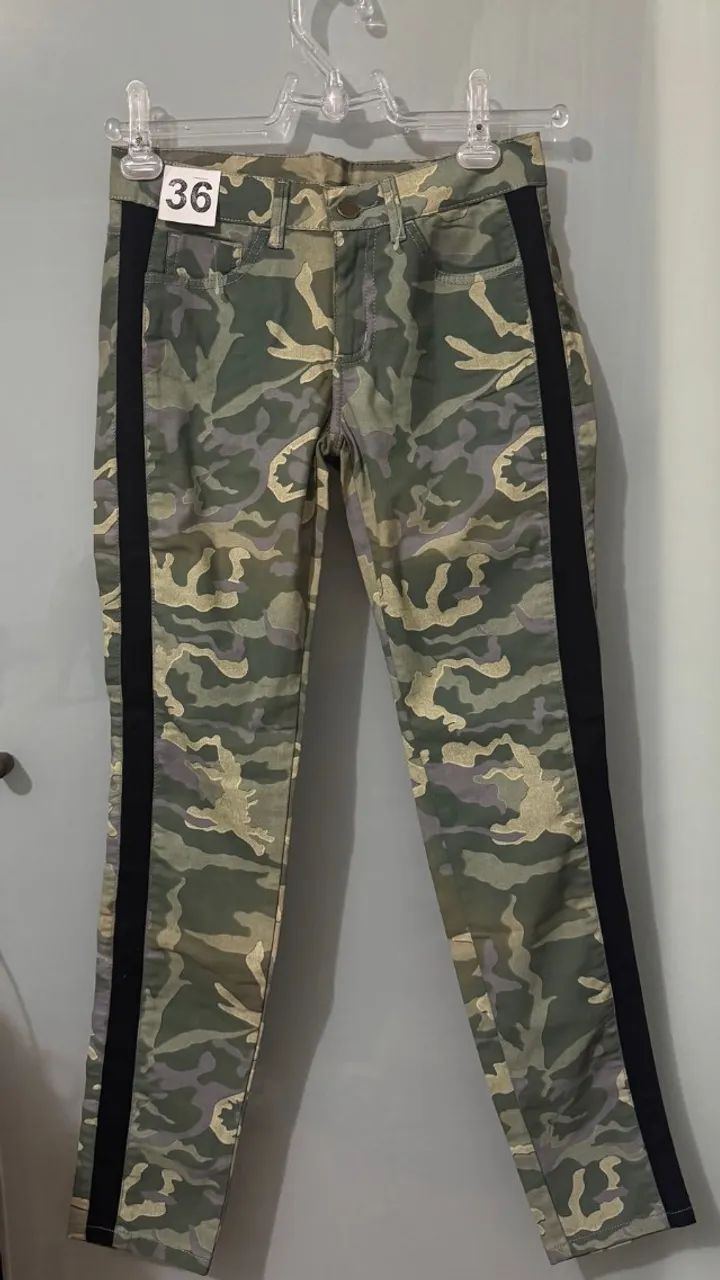 Calça Feminina Camuflada com Faixa Lateral Tam. 36