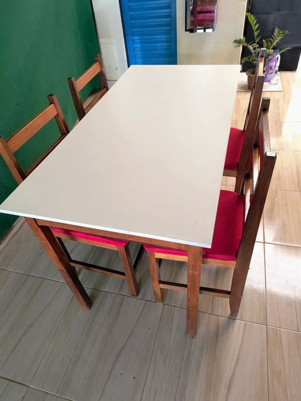 MESA 4 CADEIRAS EM MADEIRA 