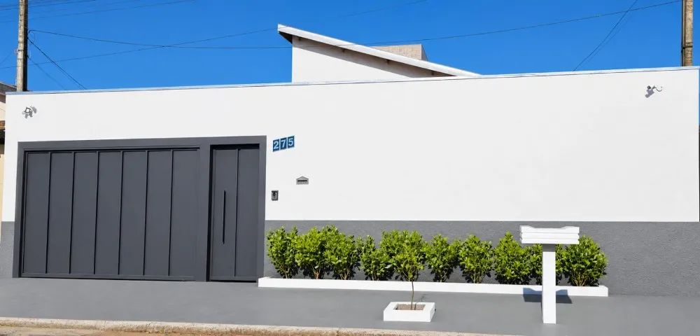 Casa ampla com 3 dormitórios, sala acoplada e garagem coberta