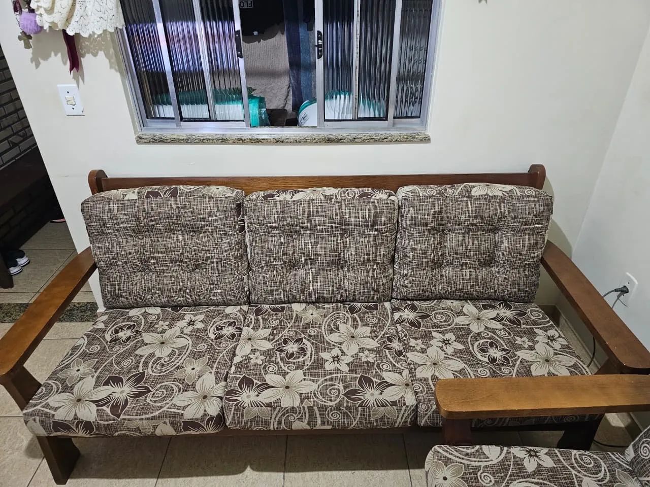 Sofá todo em madeira e recém reformado  - Foto 2