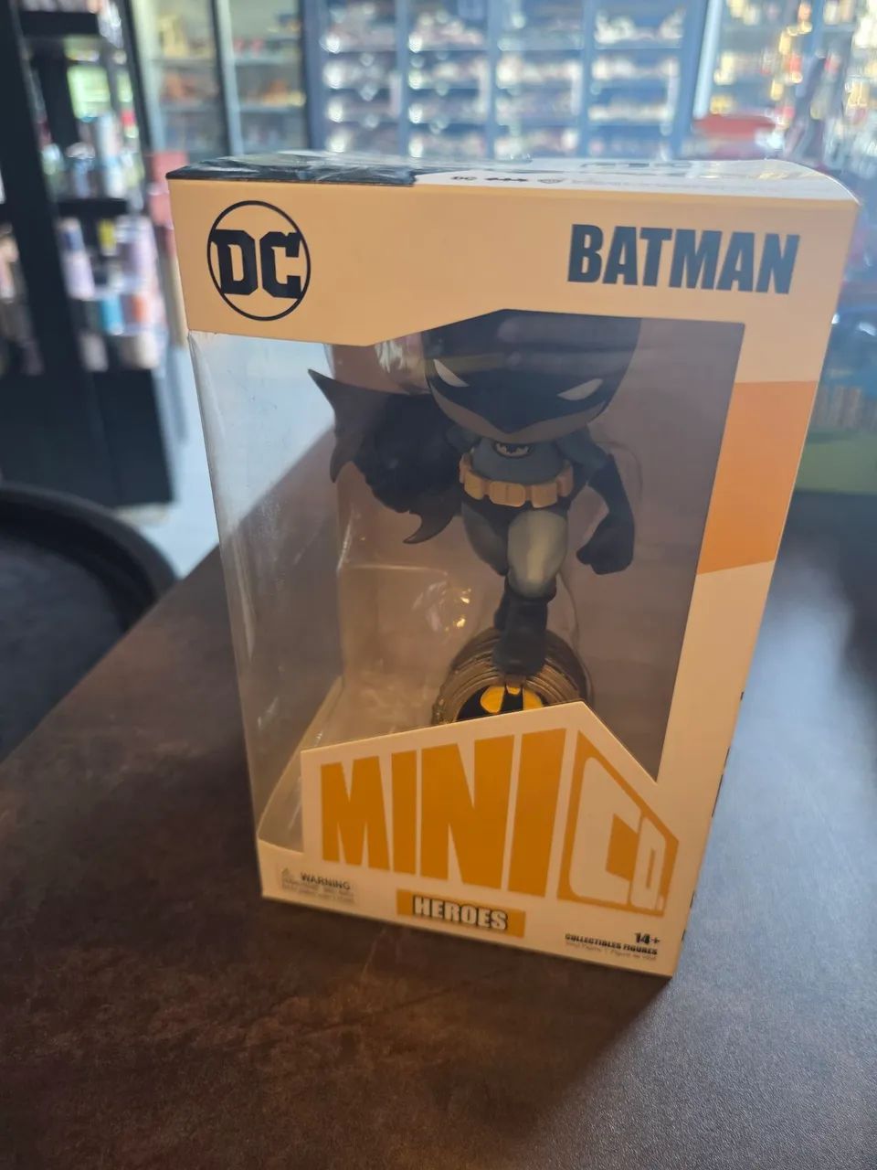 BATMAN NO BATSINAL MINICO IRON STUDIOS - Foto 4