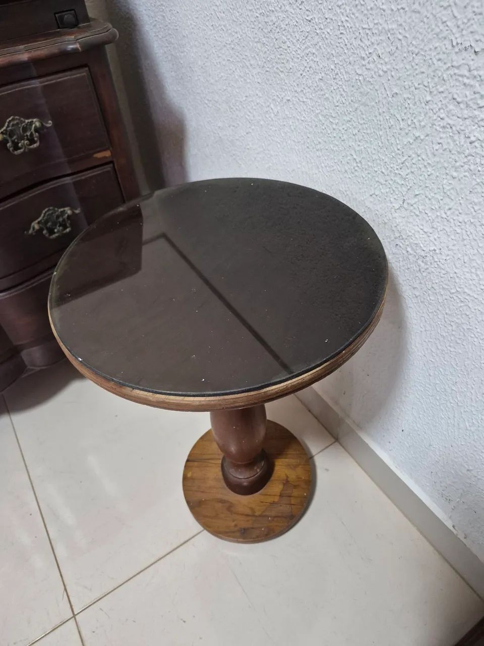 Mesa de apoio gueridon em madeira maciça nobre e tampo de vidro / móvel rústico em madeira - Foto 3