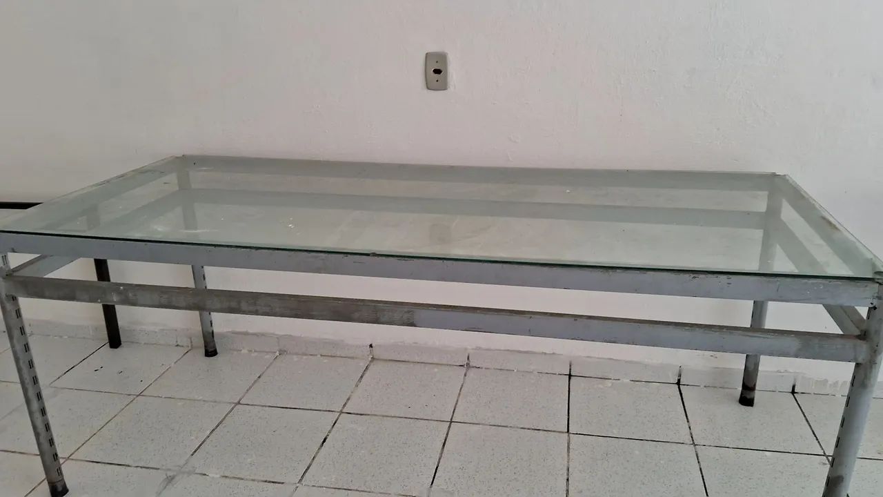 Sofa estante de ferro com vidro e mesas