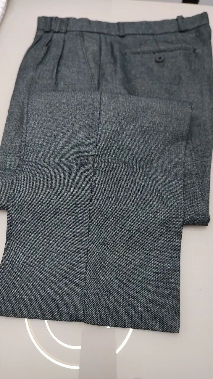 Calça social, de linho, cinza escuro.
