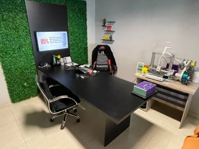 Mesa de Reunião com Painel para TV e Passa-Fios Integrado 