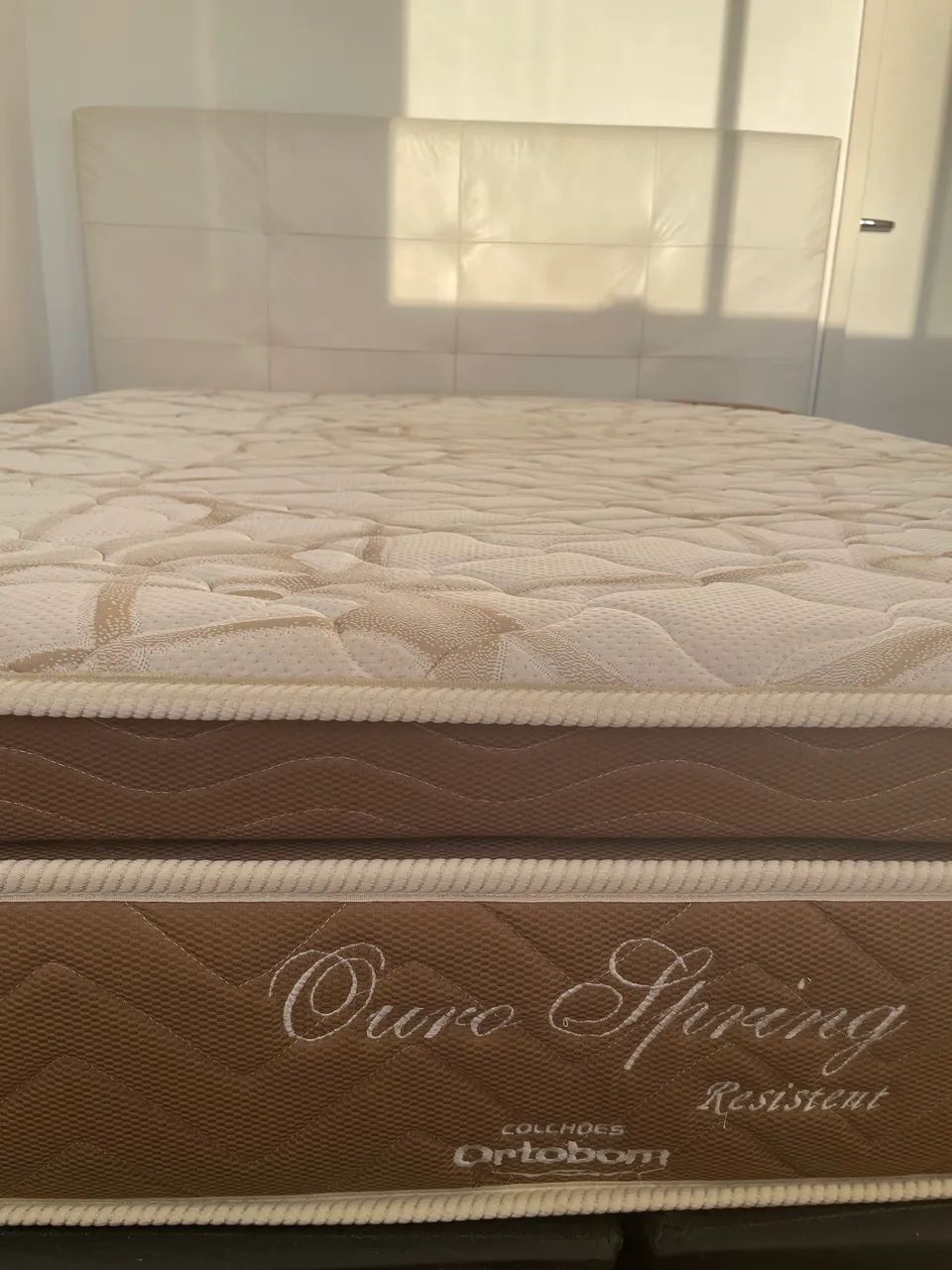 Conjunto Queen Size Ortobom - Colchão Ouro Spring + Base Couro Ecológico e Cabeceira 