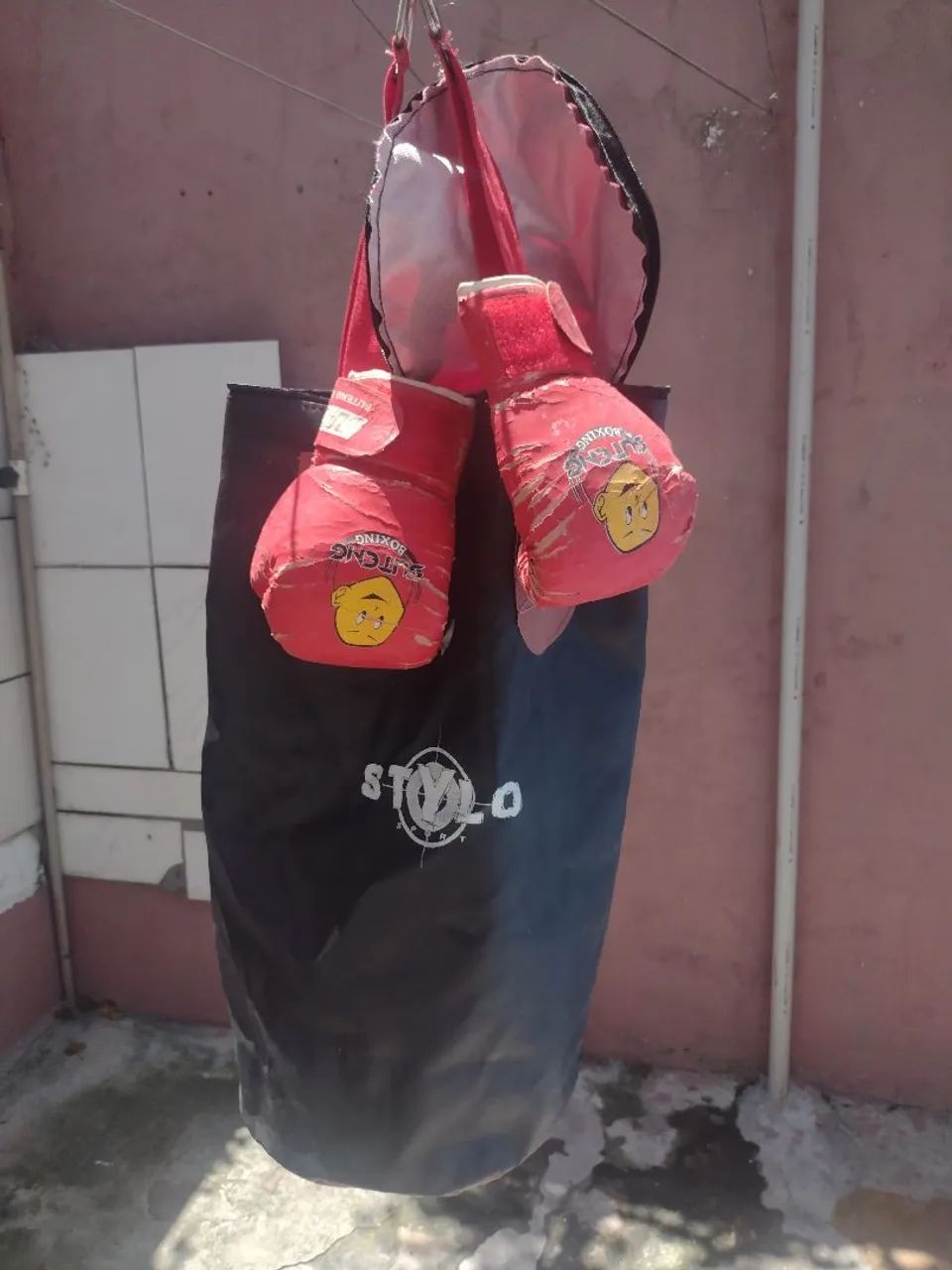 Vendo saco de boxe leve a luva grátis - Foto 2
