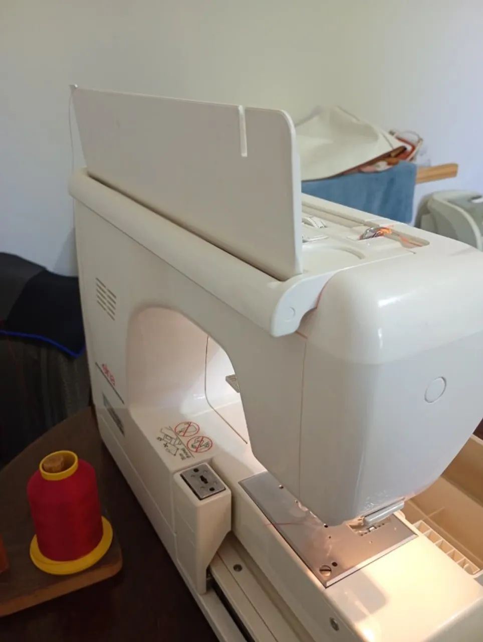 Máquina de bordar computadorizada ELNA 8300 Bivolt - Foto 4