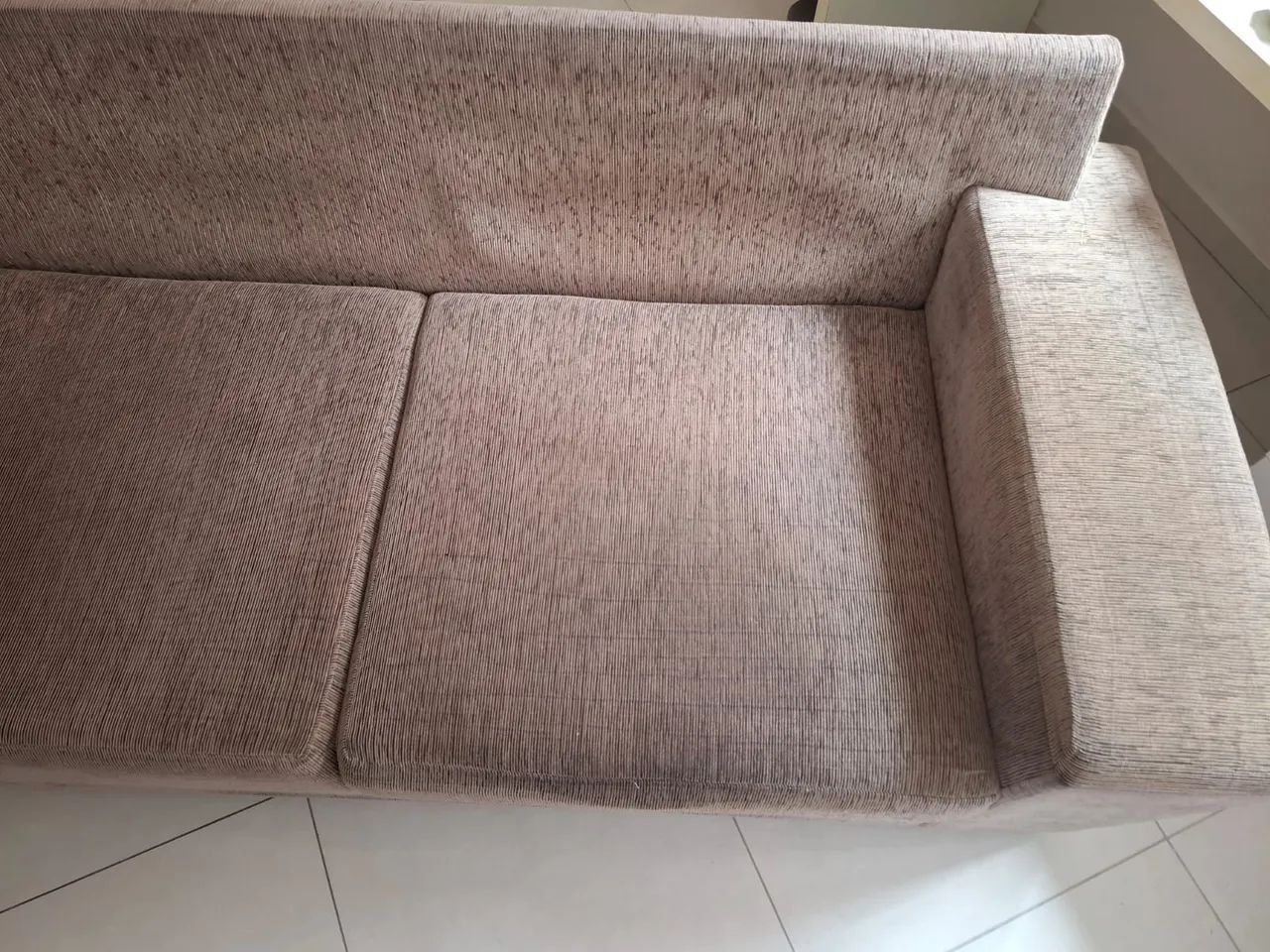 Sofá simples de cor neutra, perfeito para qualquer ambiente  - Foto 2