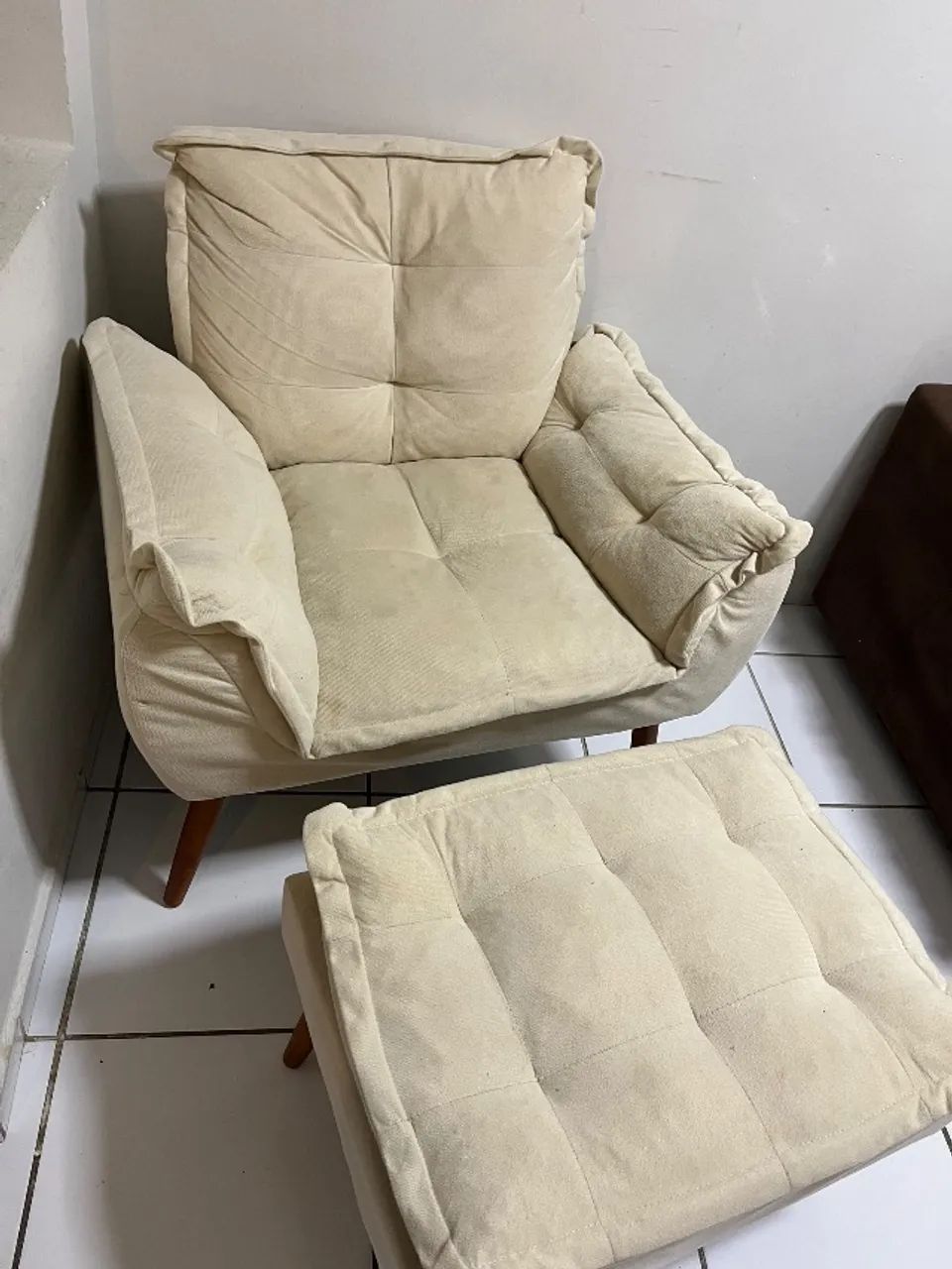 Poltrona com banco de apoio