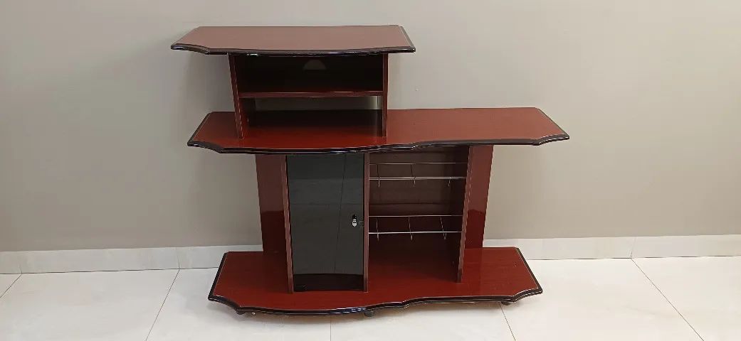 Rack padrão mogno bem conservado 