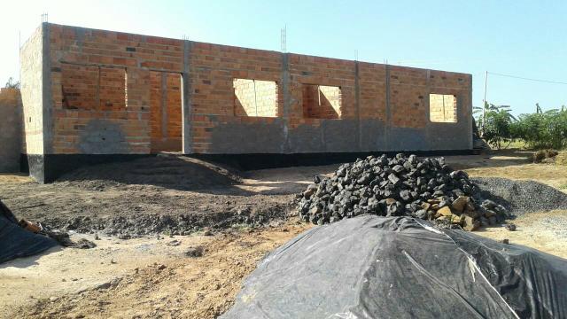 Vende - se uma chácara em construção em cajuru