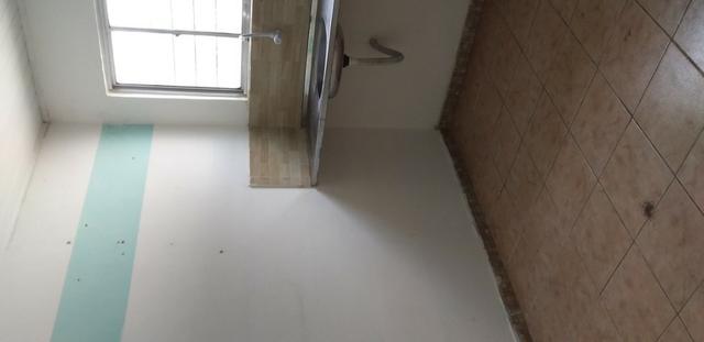 Casa muito ampla e arejada com garagem e 2 qts - Foto 9