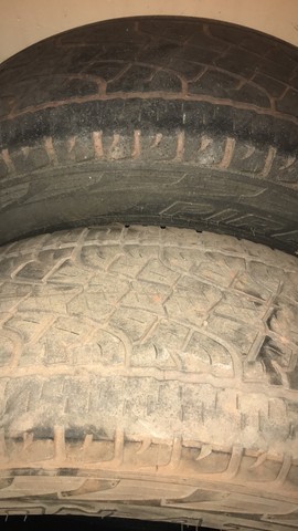 04 pneus originais Amarok - aro 20 - 40km rodados 