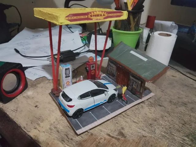 vendo miniatura de metal 1:32  renaut clio com diorama artesanal na promoção - Foto 2