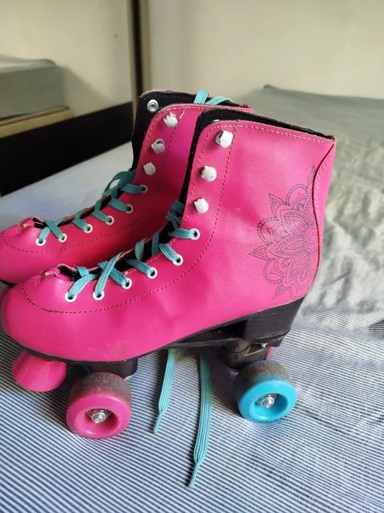 Patins Rosa com Rodinhas Coloridas - Foto 2