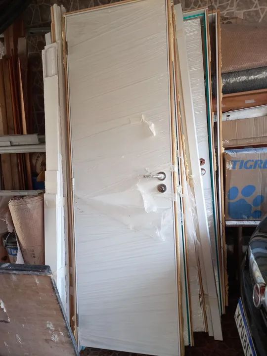 Vendo porta de madeira branca.