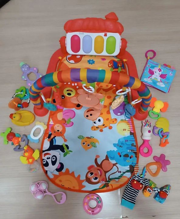 Tapete interativo para bebê com móbiles e brinquedos