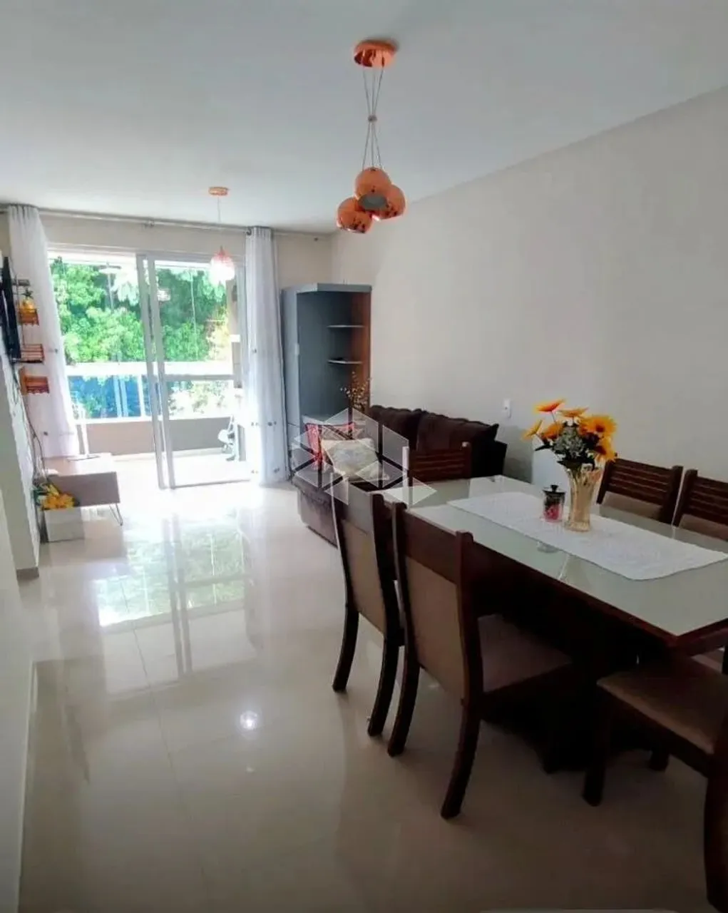 Apartamento em Bombas com dois dormitórios , sendo uma suíte.