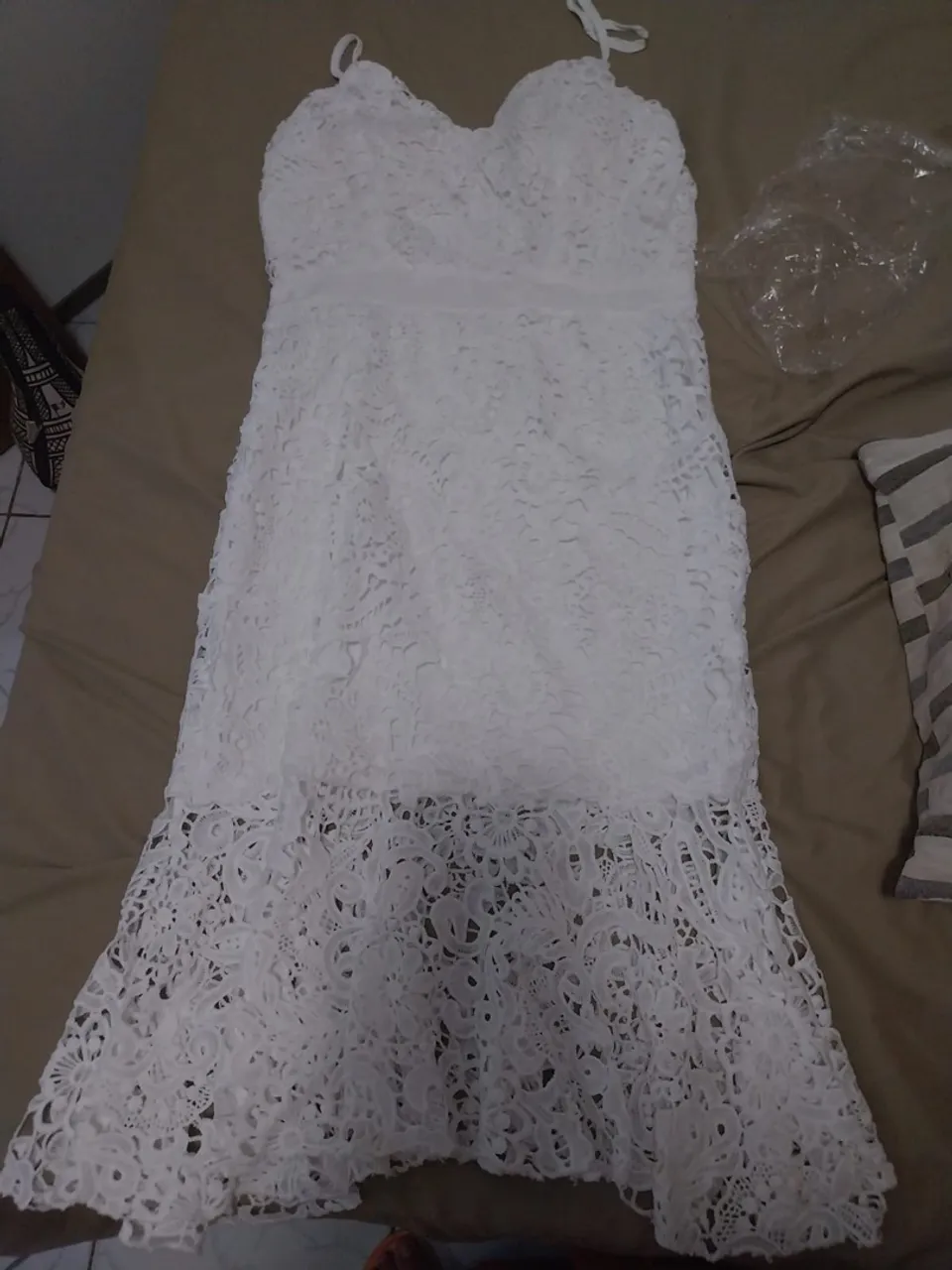 Vestido branco de renda com alças