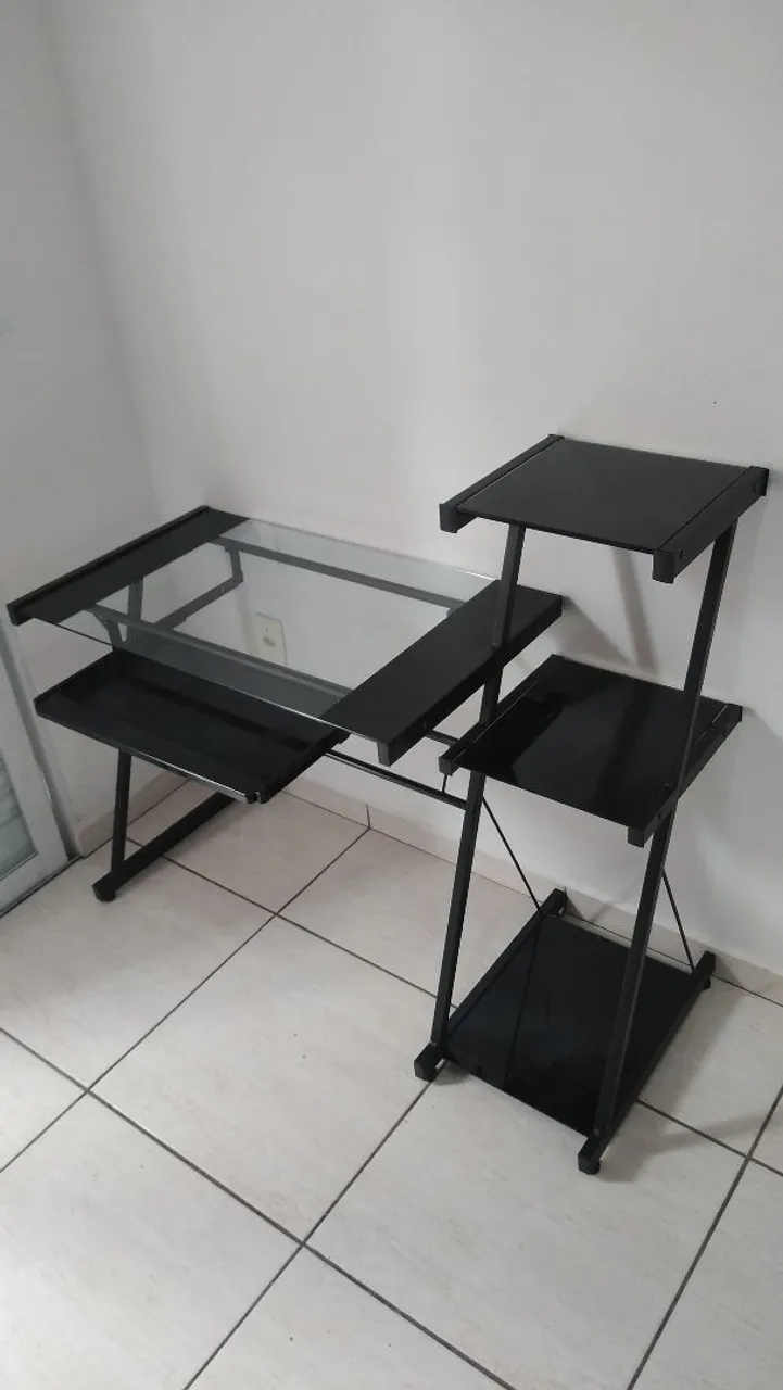 Mesa de escritório com prateleiras e vidro