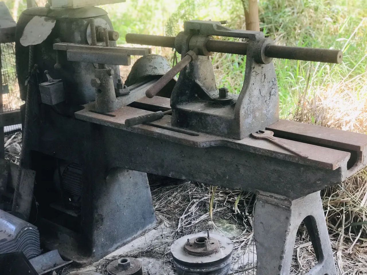 Torno de repuxo com matrizes e arrebitador - Foto 3