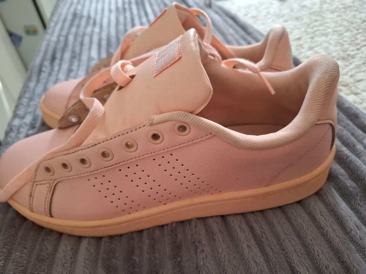 Tênis Adidas rosa claro. Ótimo estado número 39