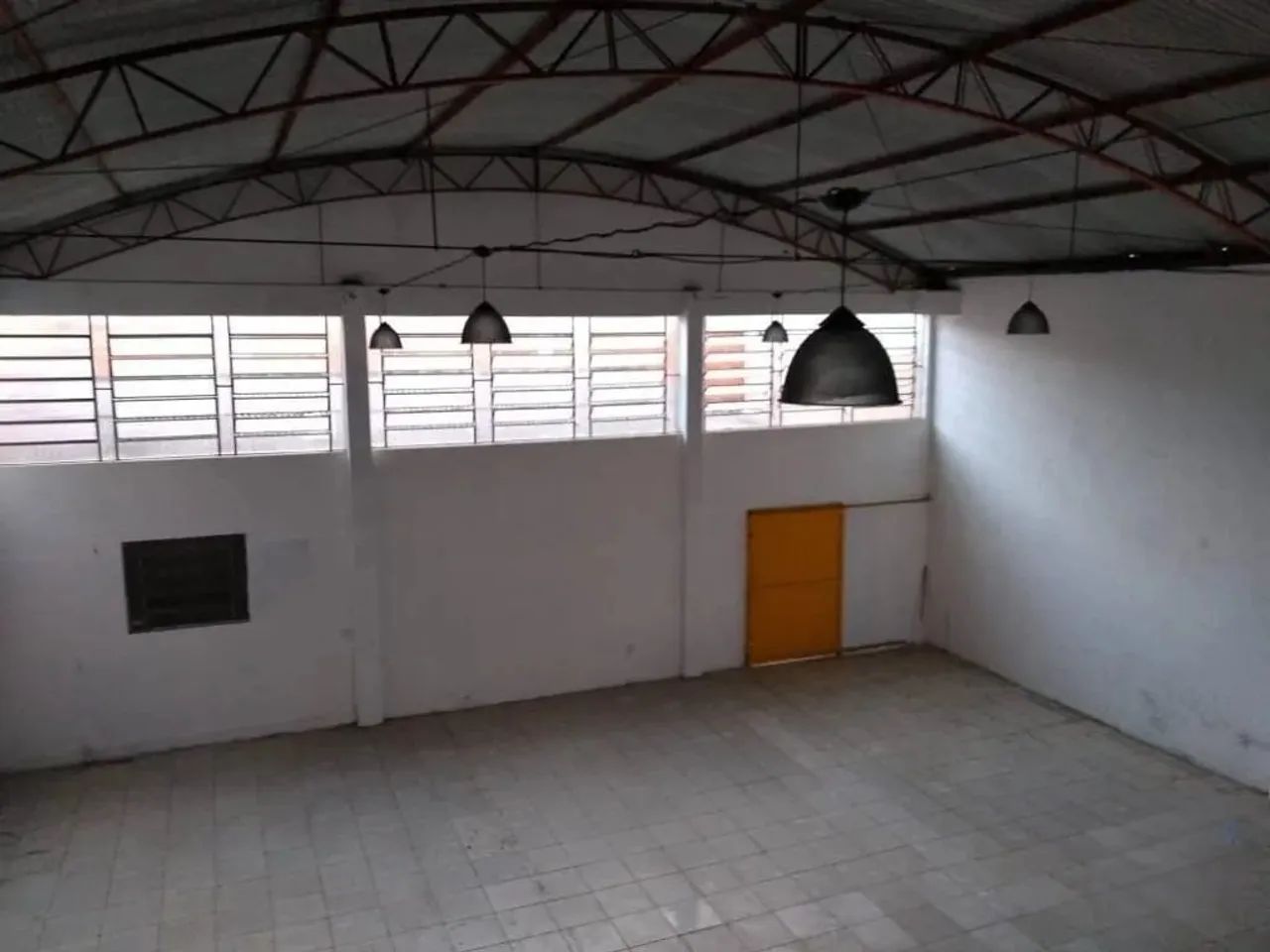 Excelente Pavilhão para locação com,400 m²com cozinha, mezanino, 2 banheiros, ótima locali - Foto 4