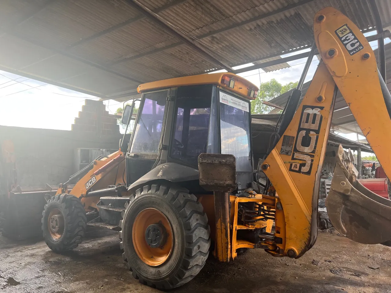 Retroescavadeira JCB 3CX Plus