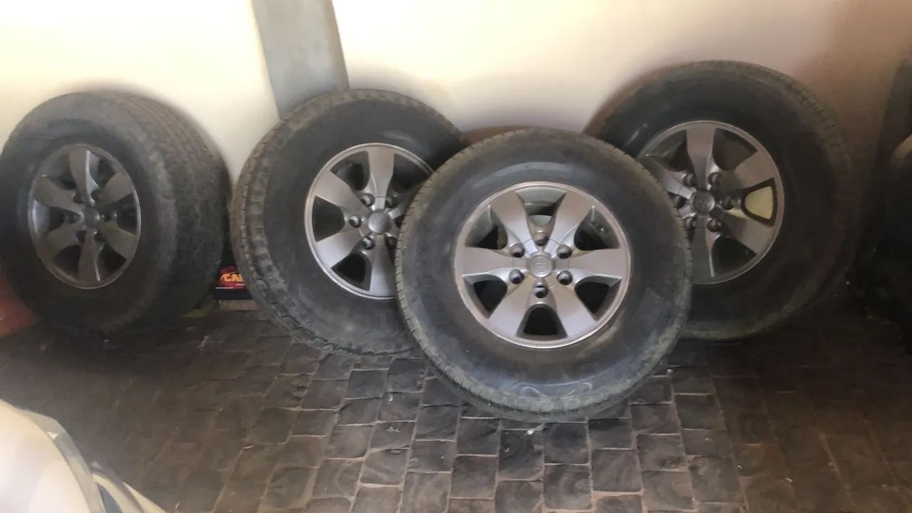 Jogo rodas hilux com pneus  - Foto 4