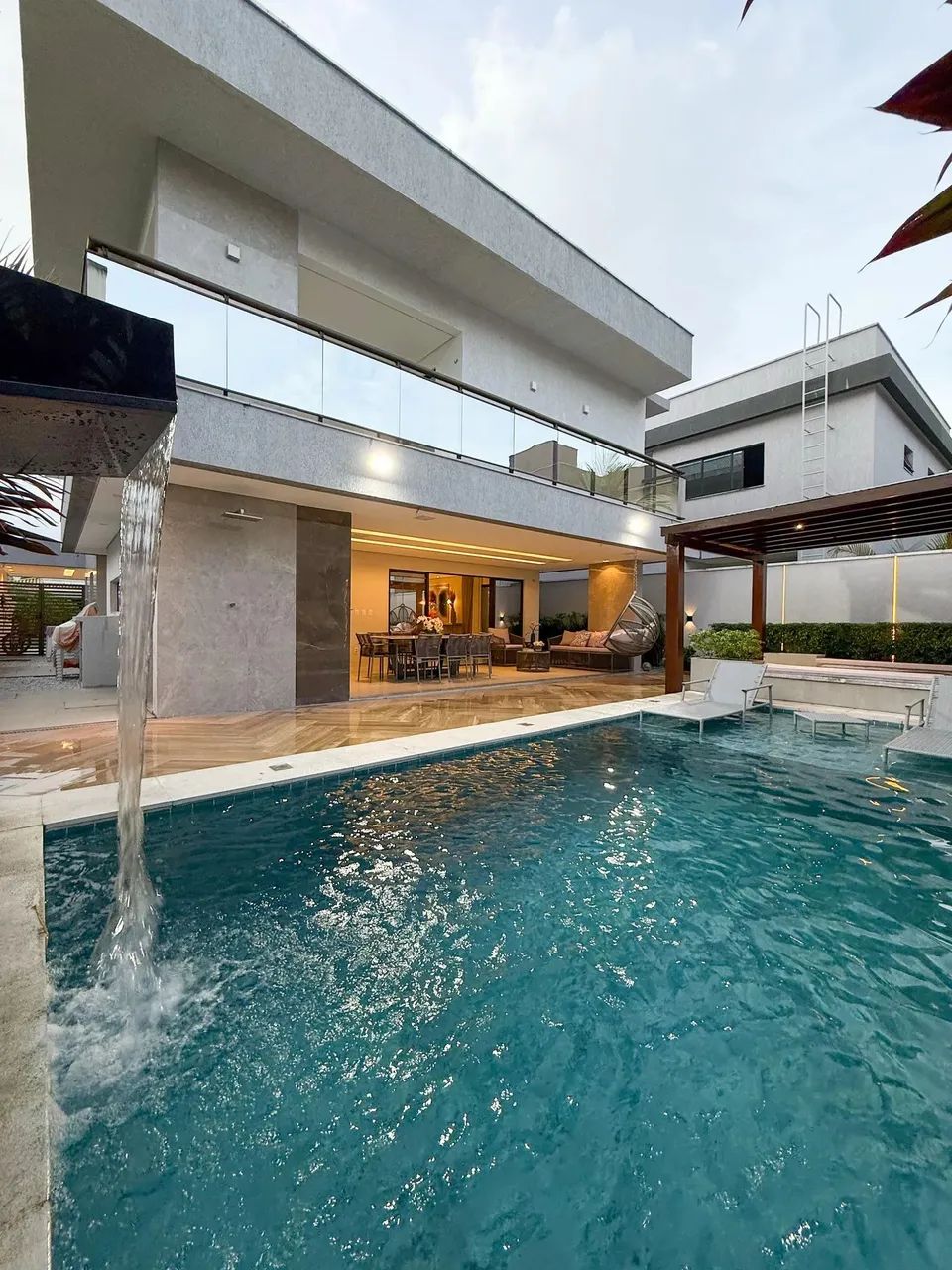 Jardins Ibiza, Porteira Fechada, 4 Suítes, DCE, 4 Vagas, Energia Solar, Piscina com Cascat