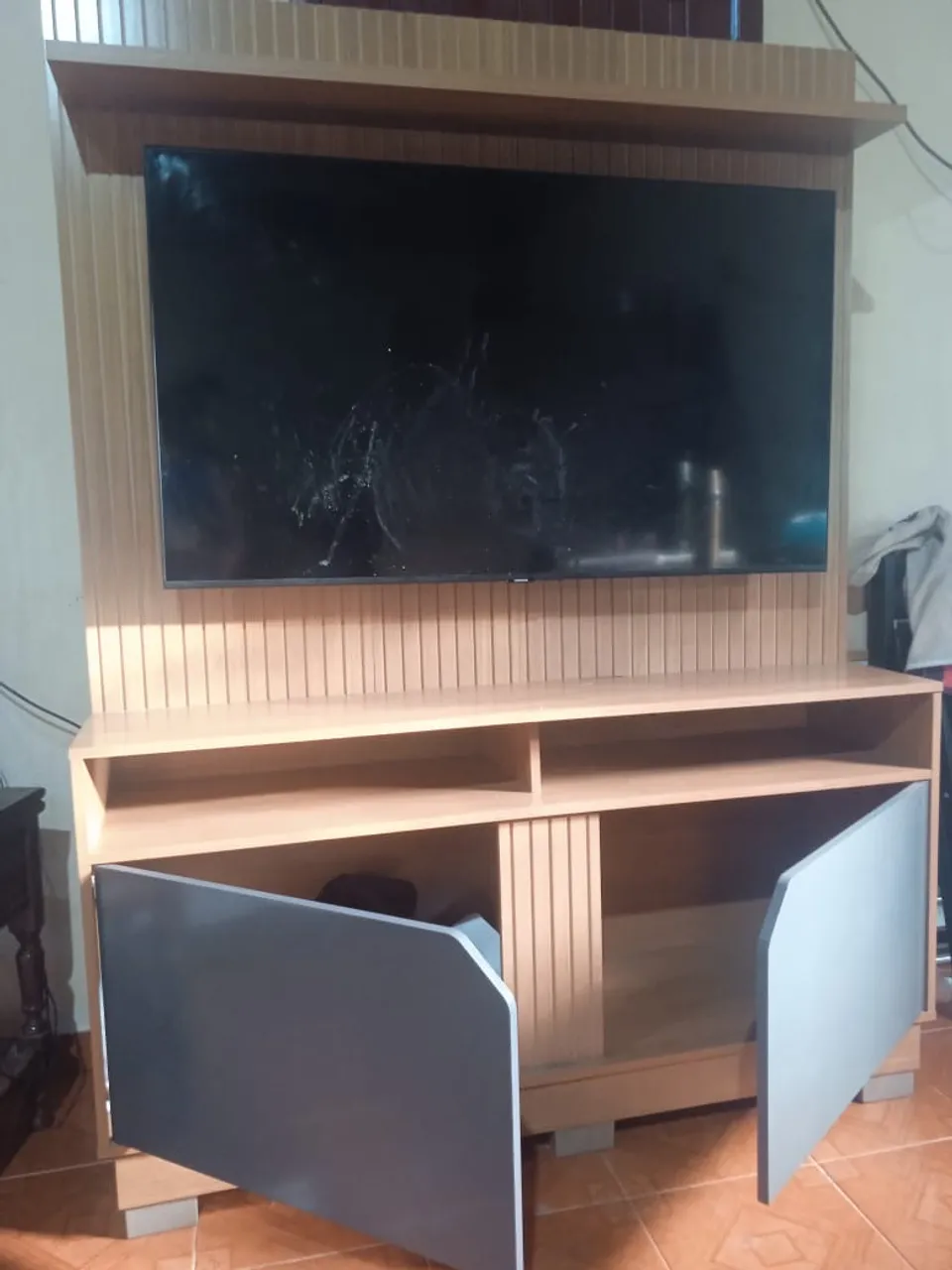 Rack de TV Completo com Armário e Prateleiras