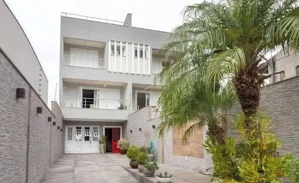 Casa com 4 dormitórios e 3 vagas no bairro Jardim Itú em Porto Alegre com 397m².Excelente
