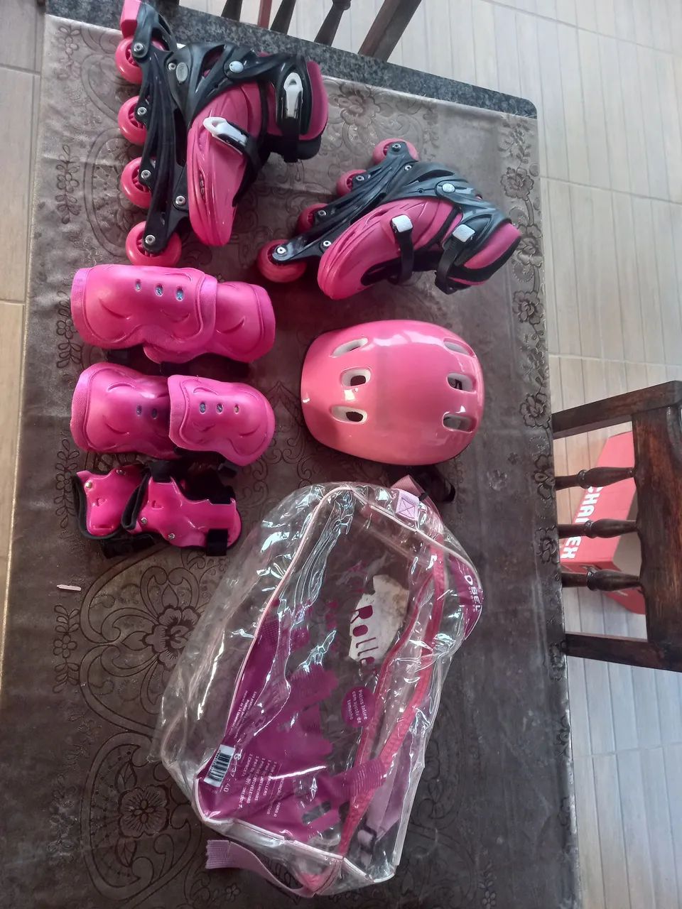 Vende-se: Patins de cor rosa.