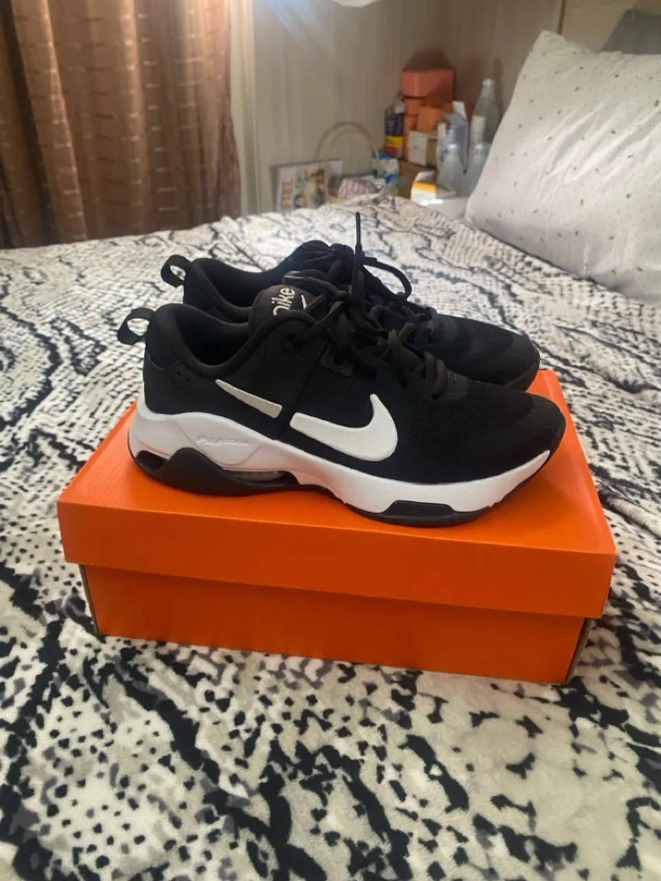 Tênis Nike Zoom Preto e Branco usando apenas uma vez